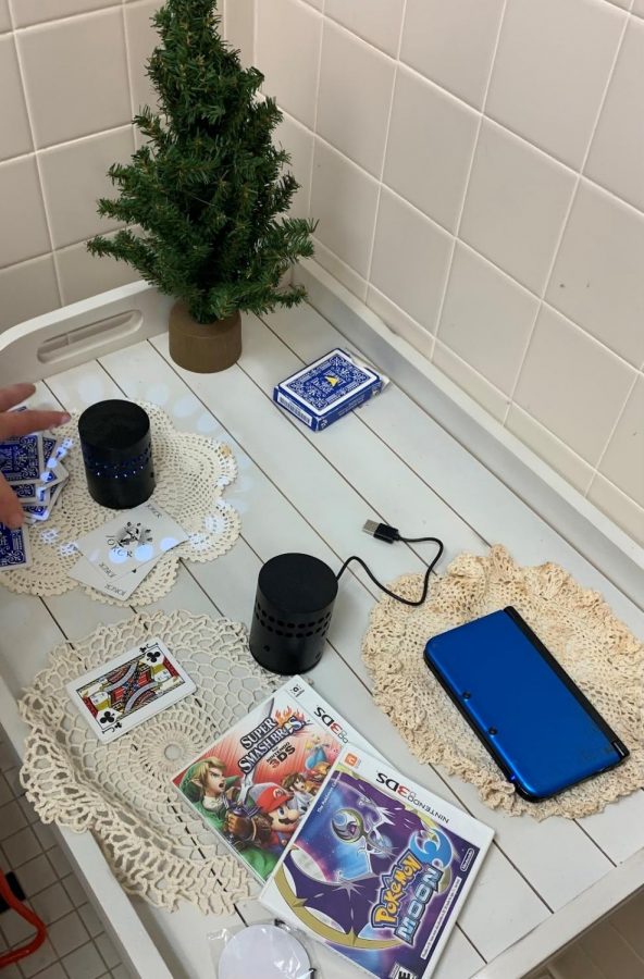 A small table included cards and a Nintendo 3DS.