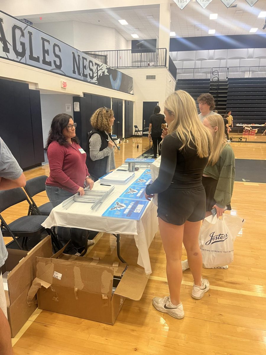 Seniors picking up Graduation Yard Signs.